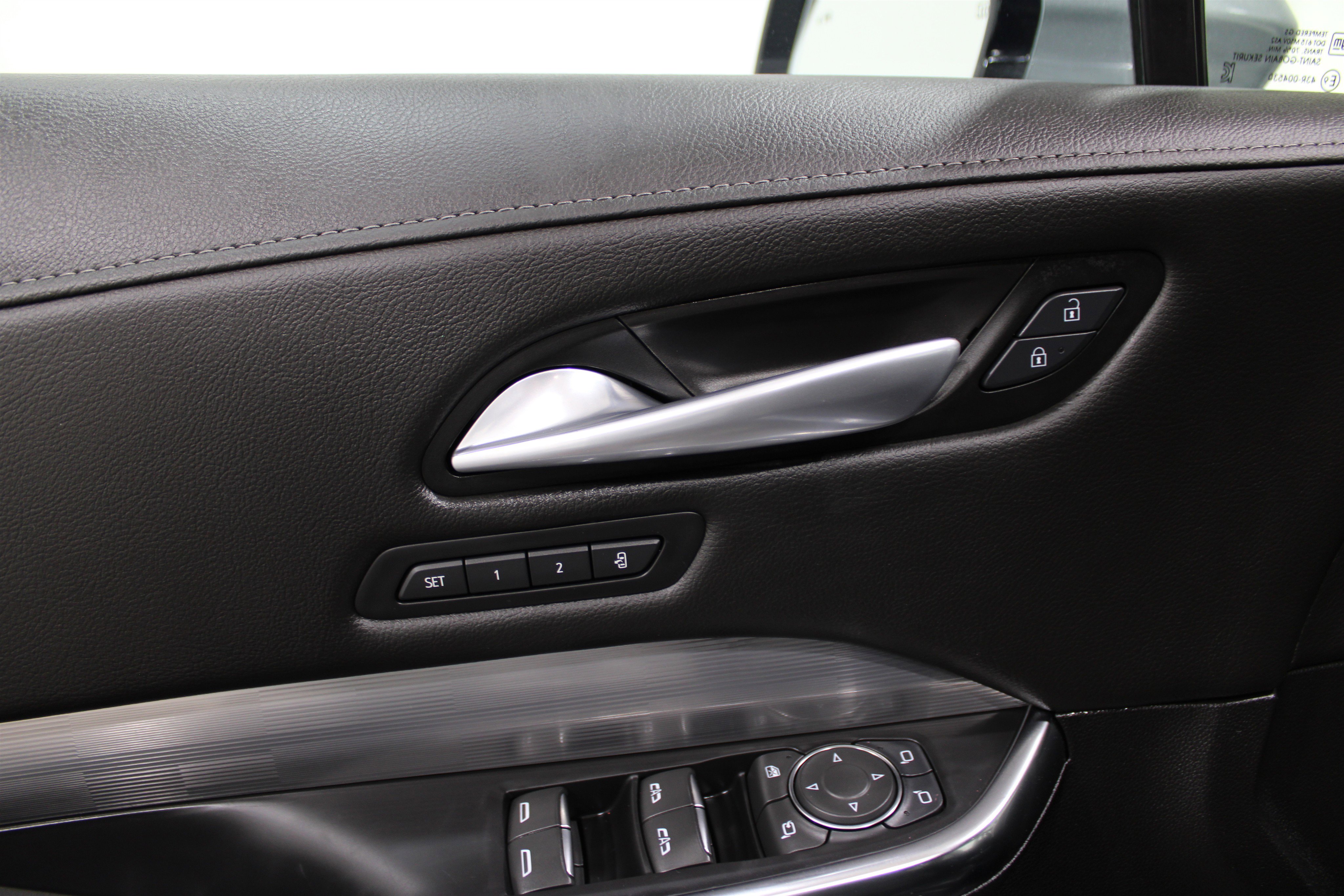 2025 Cadillac XT4 Premium Luxury photo 3