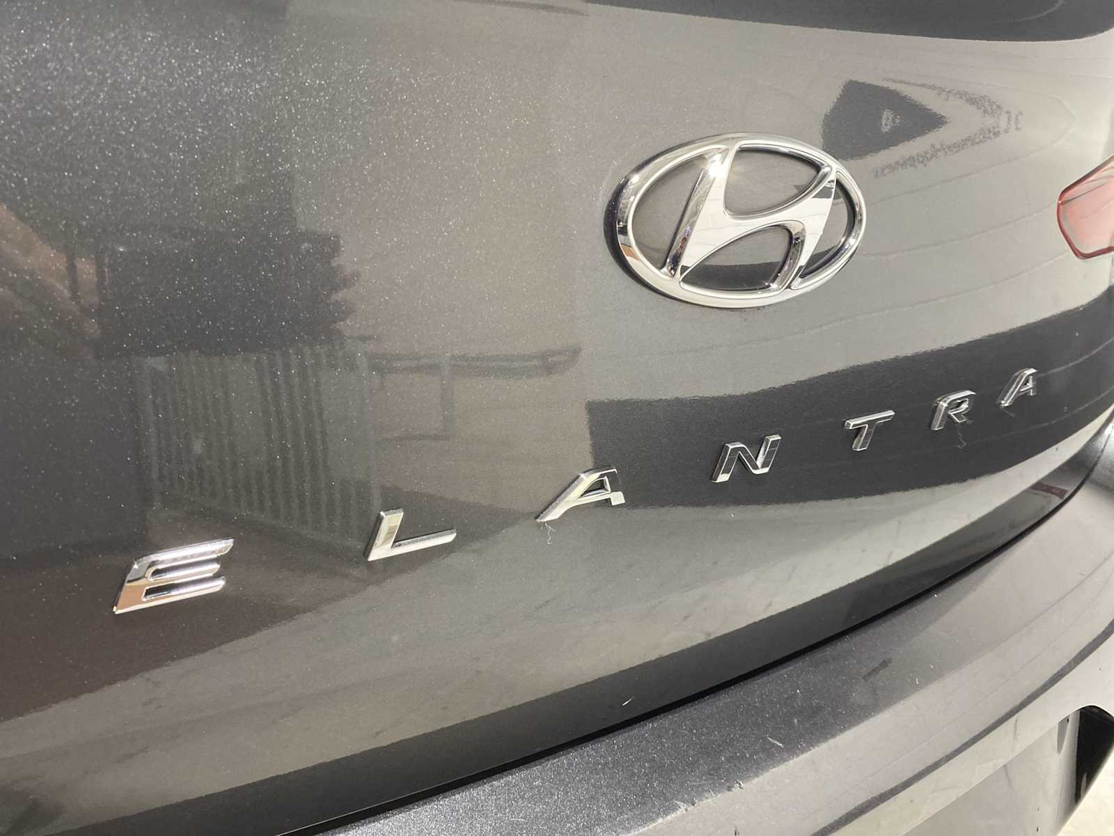 2020 Hyundai Elantra SEL photo 7
