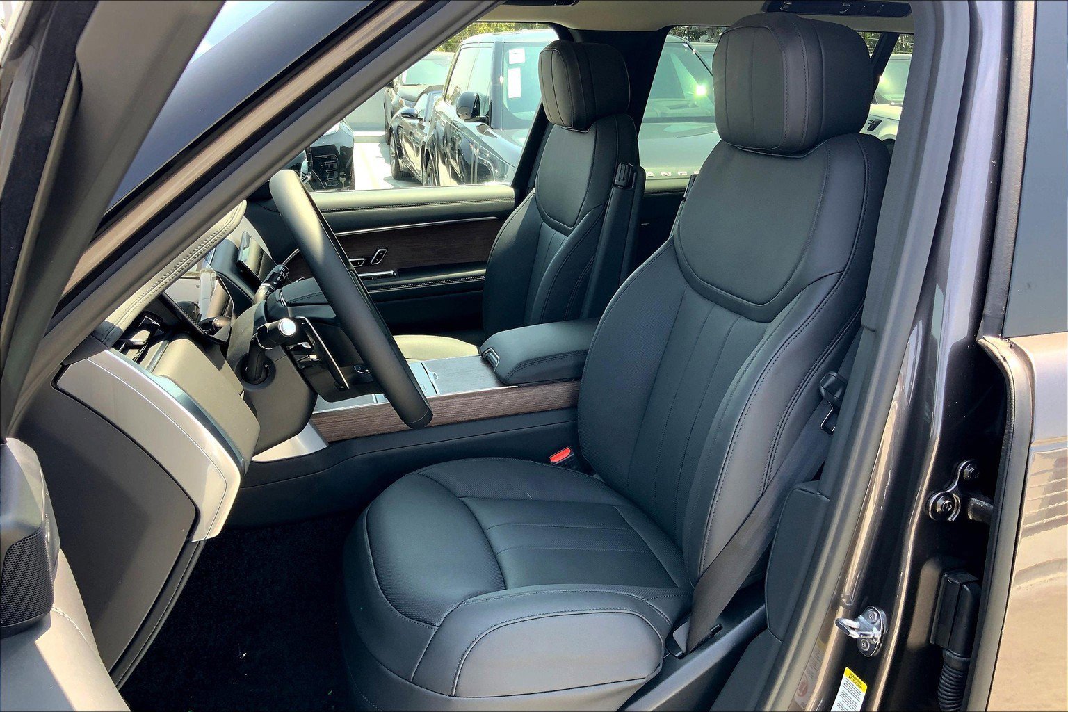 2025 Land Rover Range Rover SE photo 4