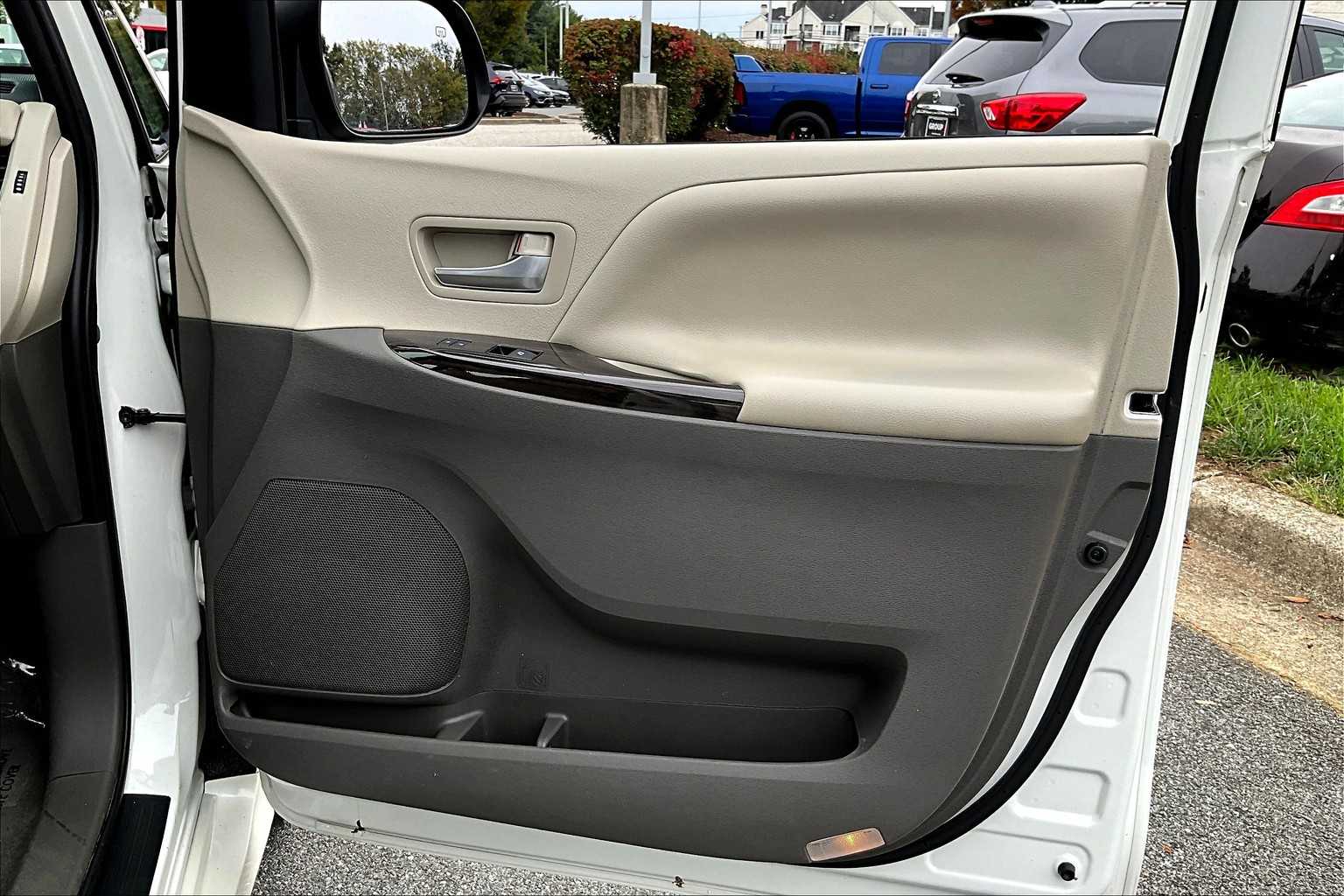 2020 Toyota Sienna XLE Premium photo 20
