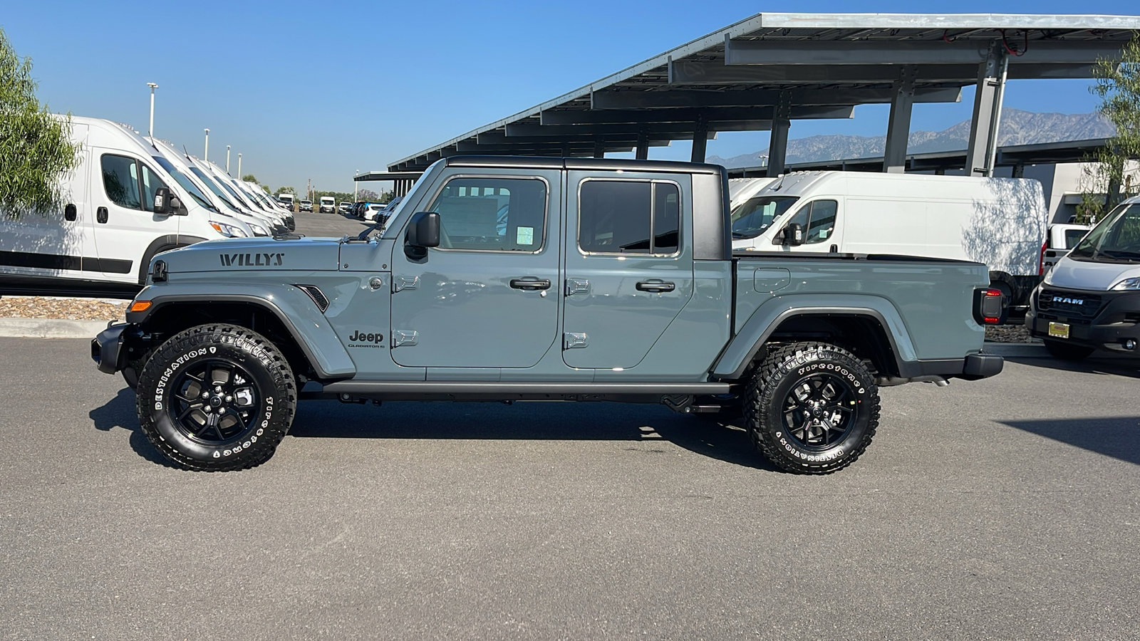 2025 Jeep Gladiator Willys photo 2