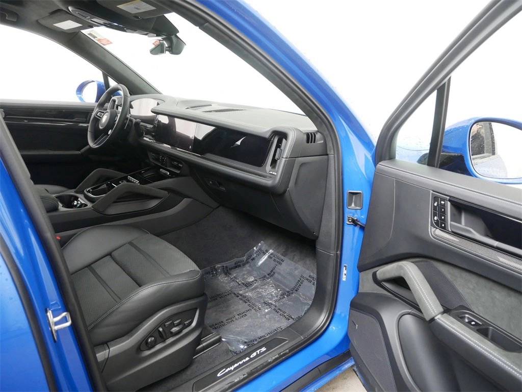 2025 Porsche Cayenne GTS photo 25