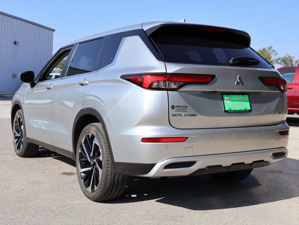 2024 Mitsubishi Outlander SE photo 3
