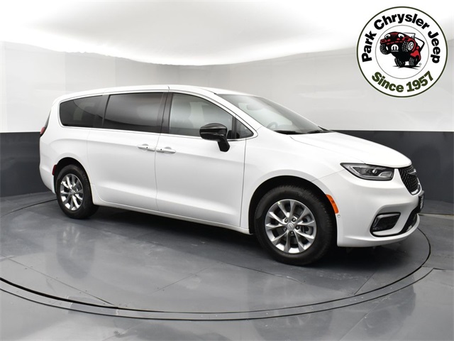 2026 Chrysler Pacifica Select's photo