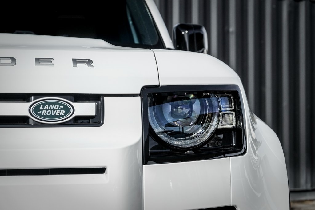 2025 Land Rover Defender 130 S photo 4