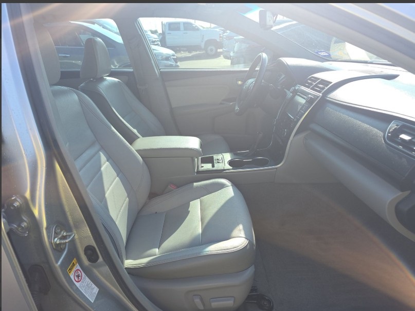 2017 Toyota Camry XLE photo 16
