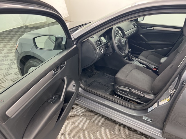 2015 Volkswagen Passat S photo 9