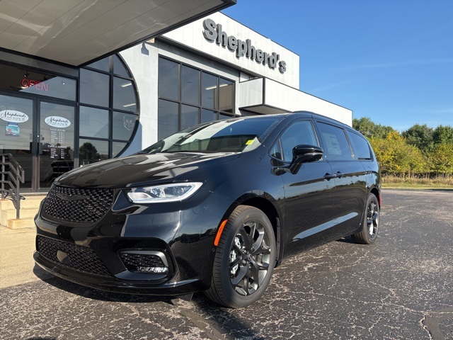 2026 Chrysler Pacifica Limited photo 2