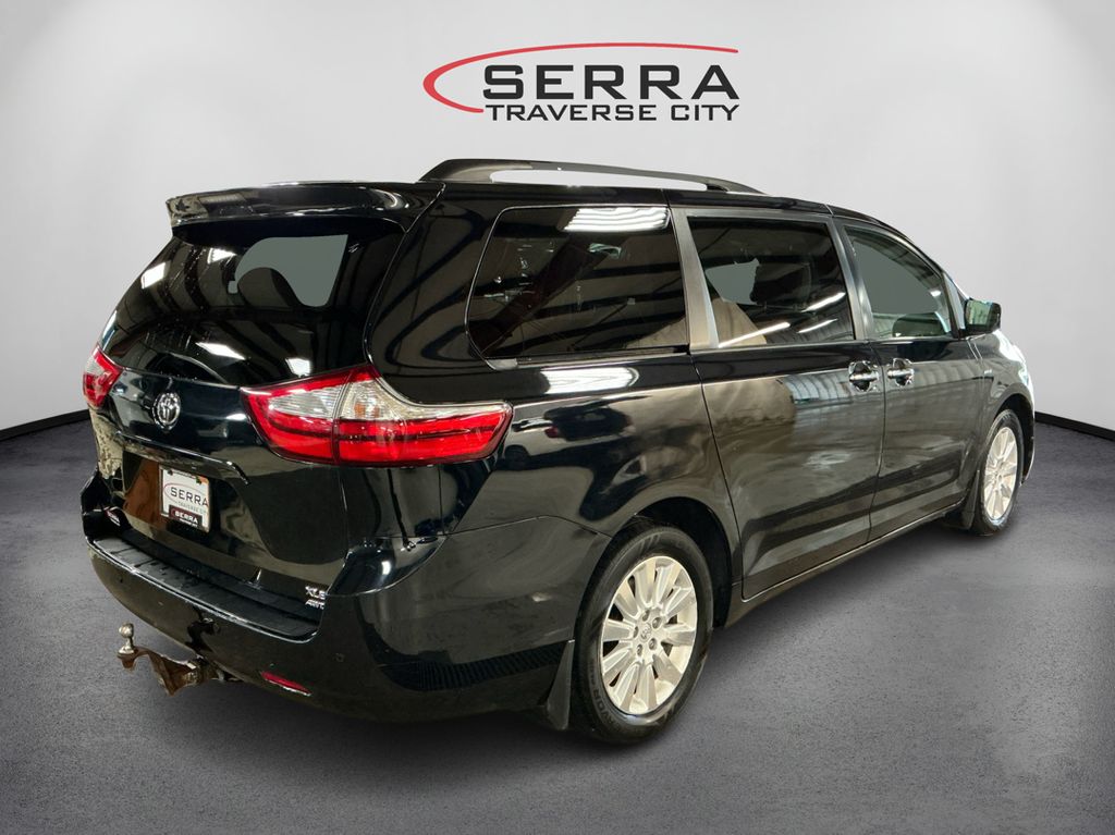 2016 Toyota Sienna XLE photo 3