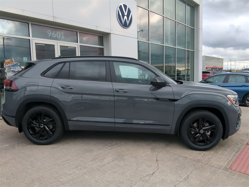 2026 Volkswagen Atlas Cross Sport SEL R-Line photo 4