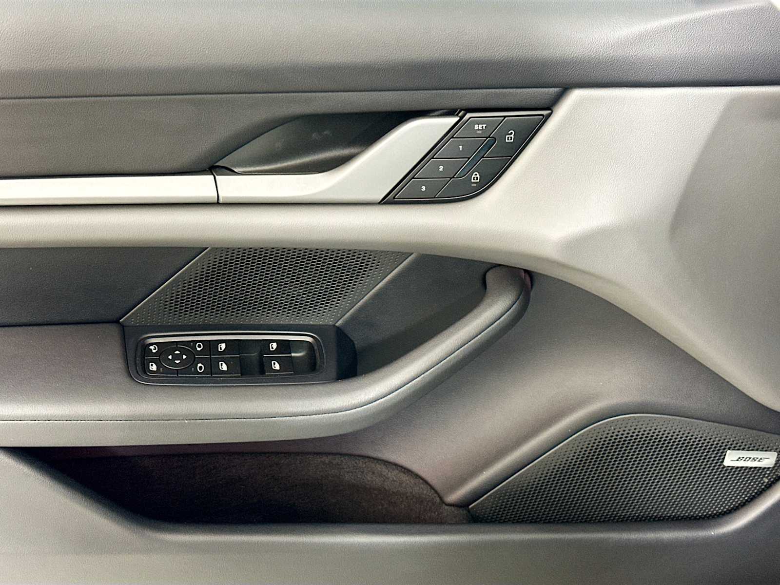 2025 Porsche Taycan photo 11