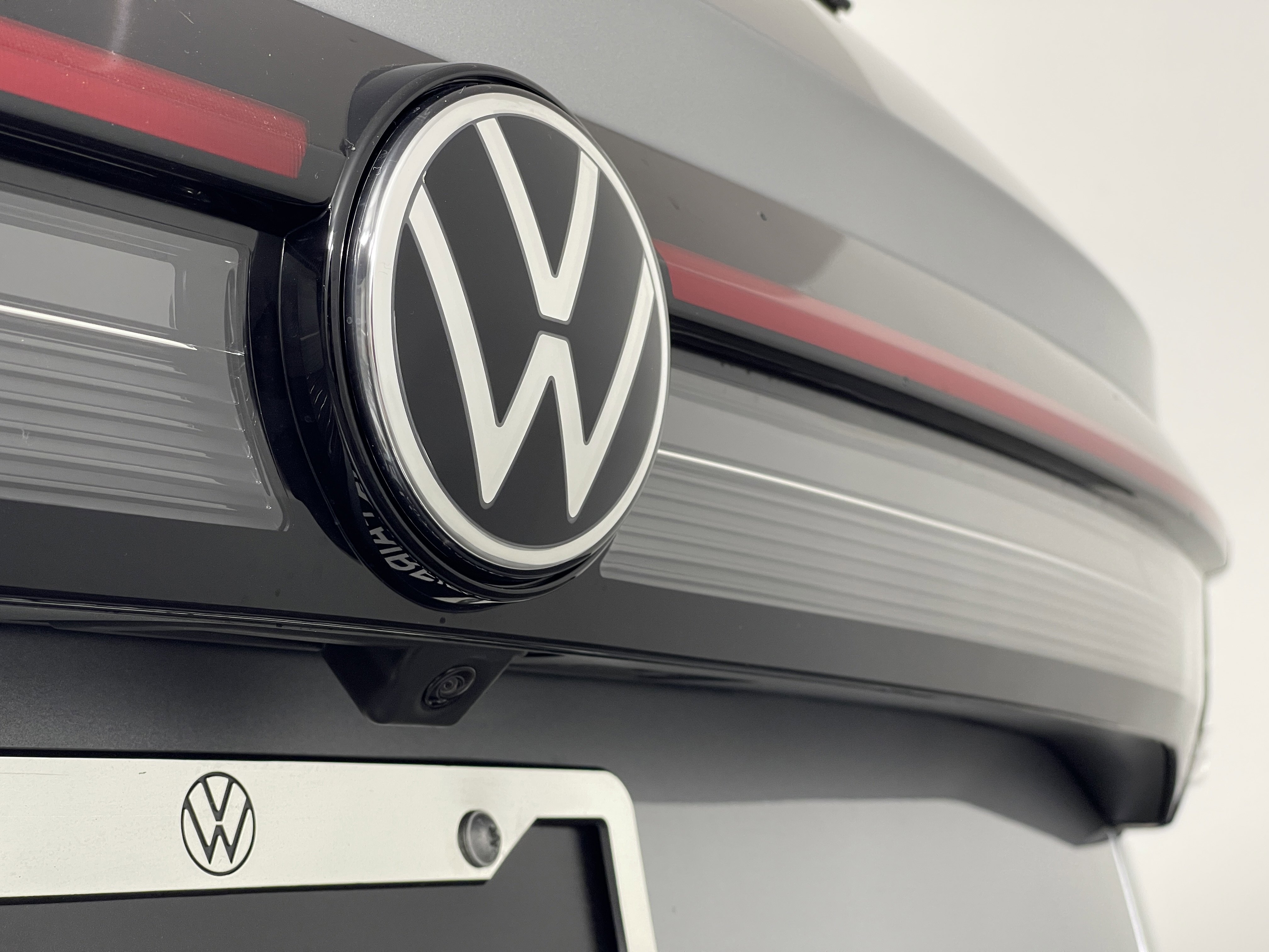 2025 Volkswagen Taos SE photo 3