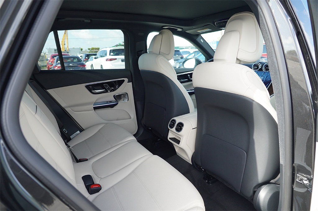 2025 Mercedes Benz GLC 300 photo 14