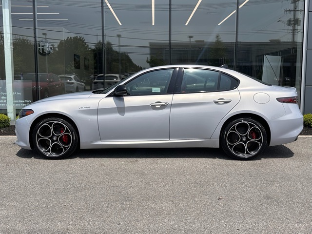 2025 Alfa Romeo Giulia Base photo 2