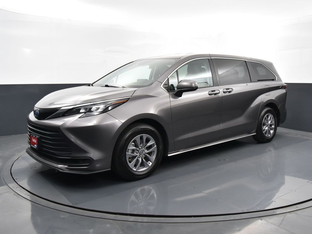 2024 Toyota Sienna LE photo 3