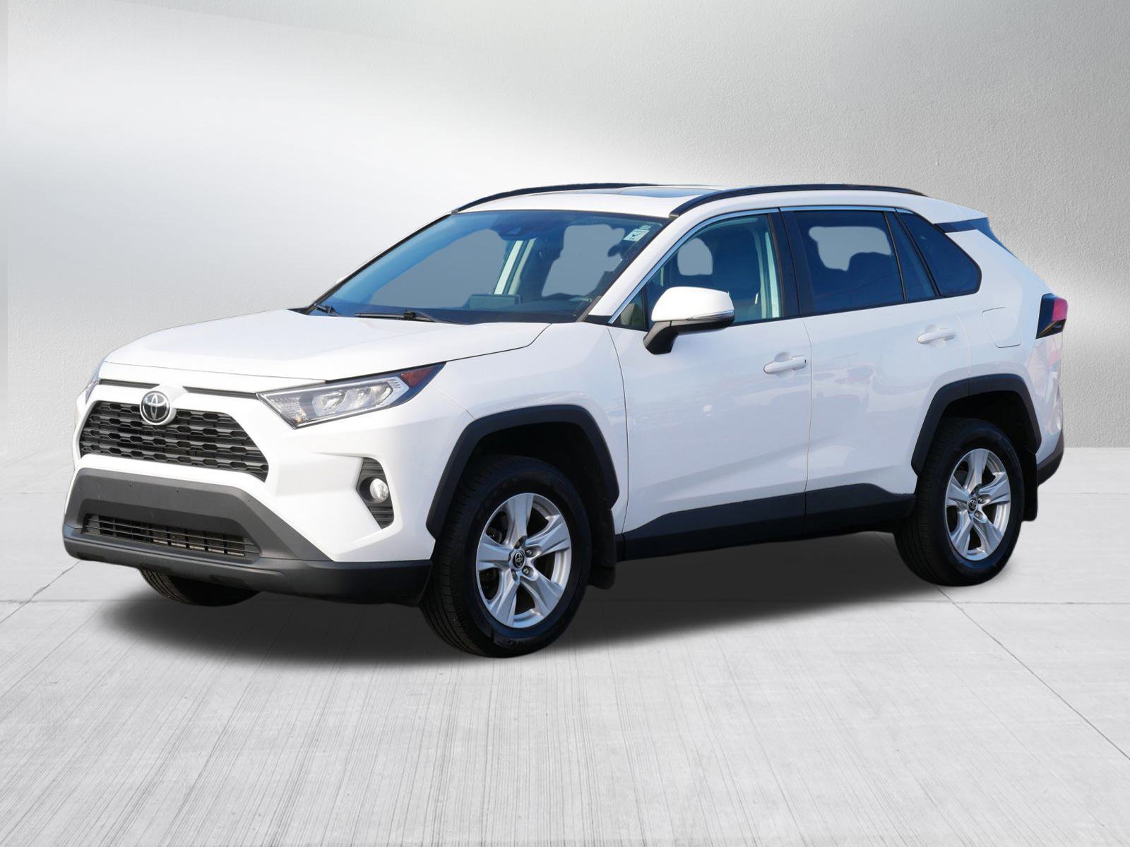 2021 Toyota RAV4 XLE photo 2