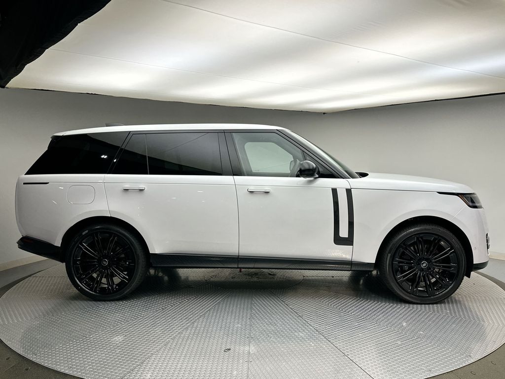 2025 Land Rover Range Rover SE photo 3