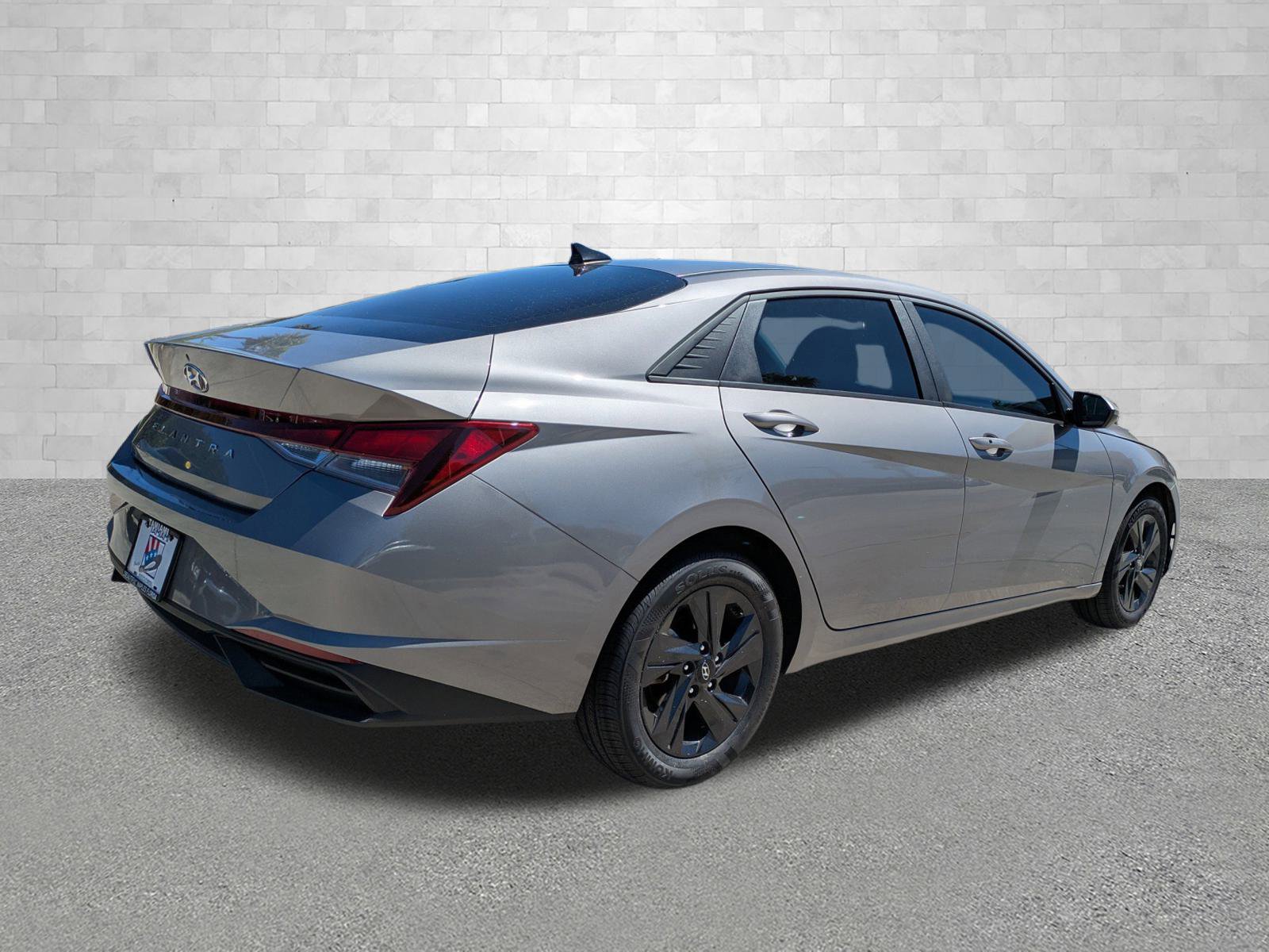 2023 Hyundai Elantra SEL photo 2
