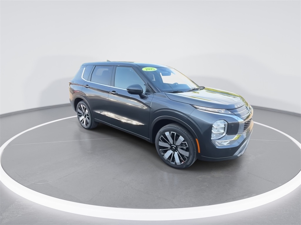 2025 Mitsubishi Outlander SE photo 2