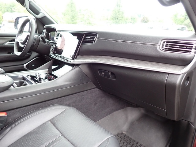 2024 Jeep Wagoneer L Series III photo 12