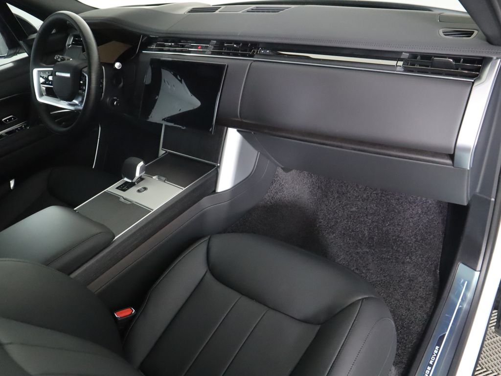 2025 Land Rover Range Rover SE photo 17