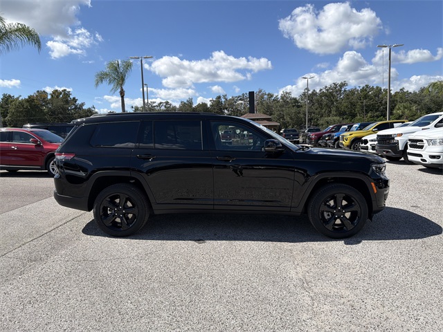 2025 Jeep Grand Cherokee Limited photo 2