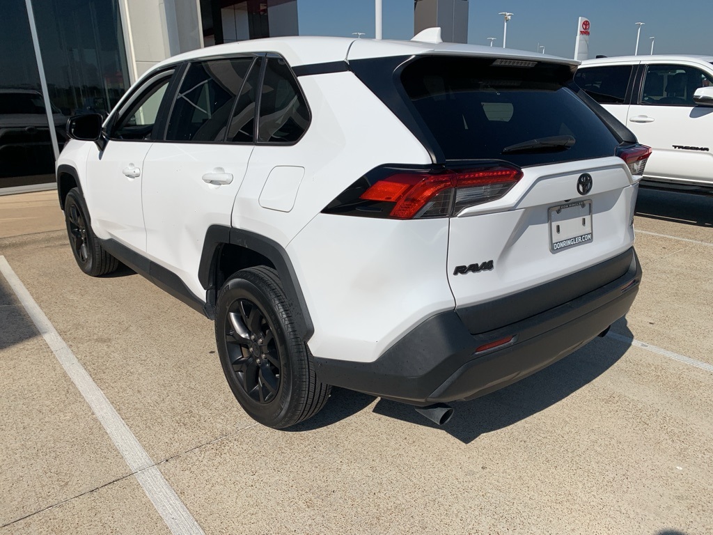 2022 Toyota RAV4 LE photo 4