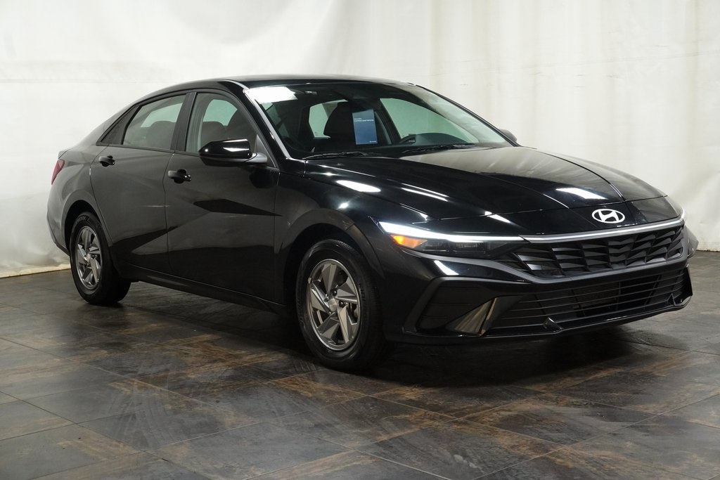 2025 Hyundai Elantra SE's photo