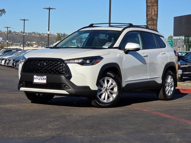 2022 Toyota Corolla Cross LE photo 2