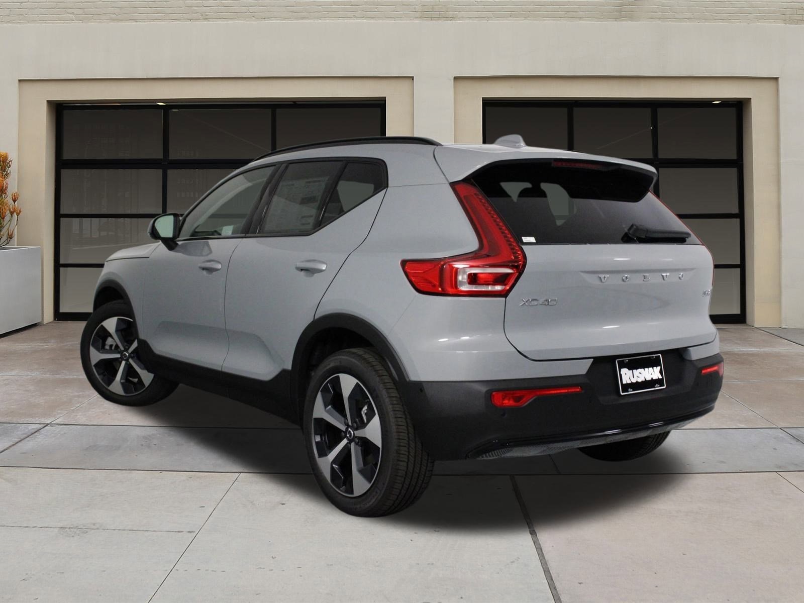 2026 Volvo XC40 Plus photo 2