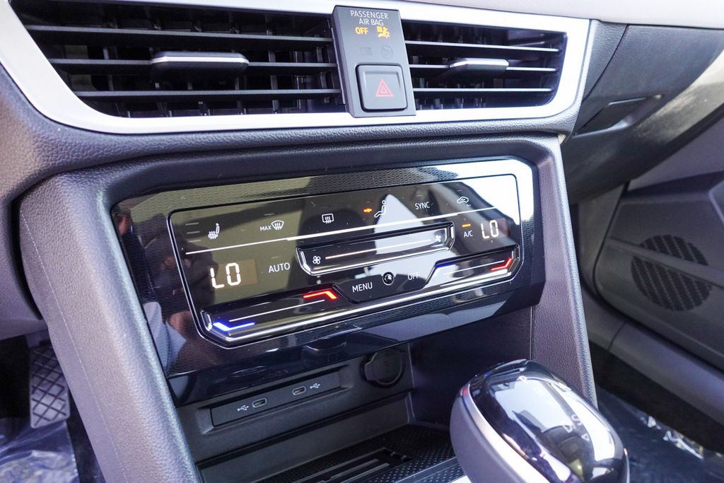 2025 Volkswagen Taos SE photo 17