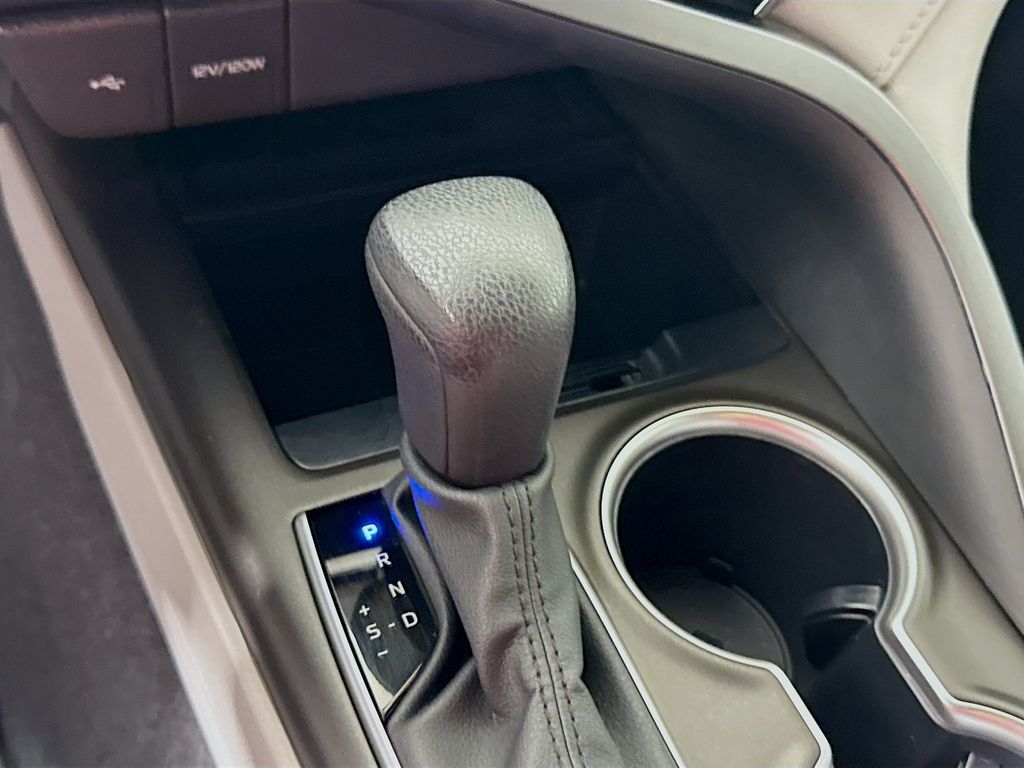2023 Toyota Camry Hybrid LE photo 16