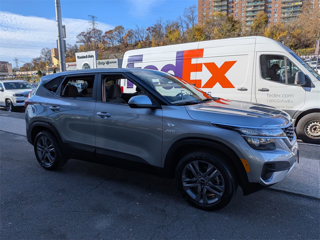 2023 Kia Seltos LX photo 4