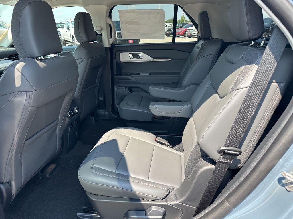 2025 Ford Explorer photo 31