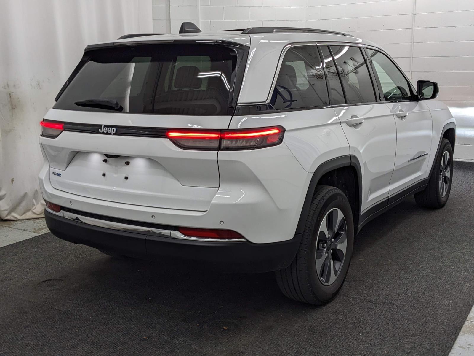 2022 Jeep Cherokee Limited 4xe photo 2