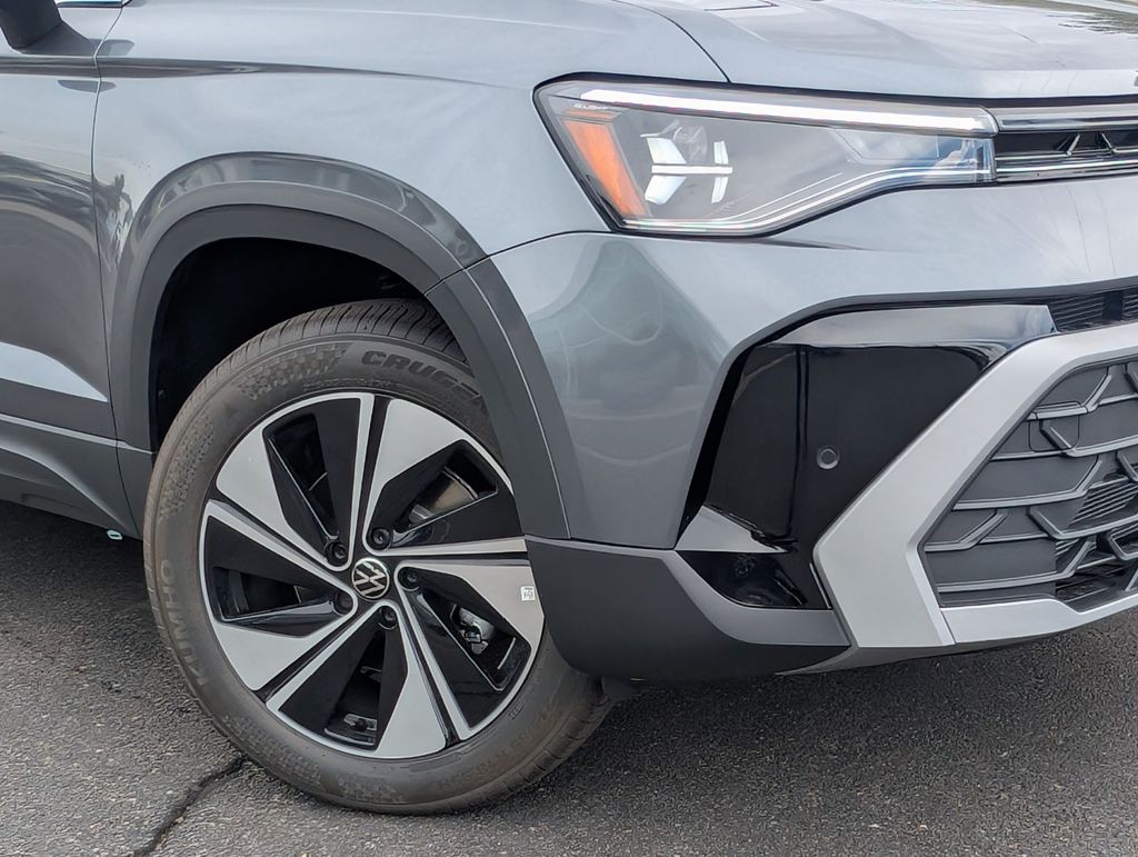 2025 Volkswagen Taos SE photo 2
