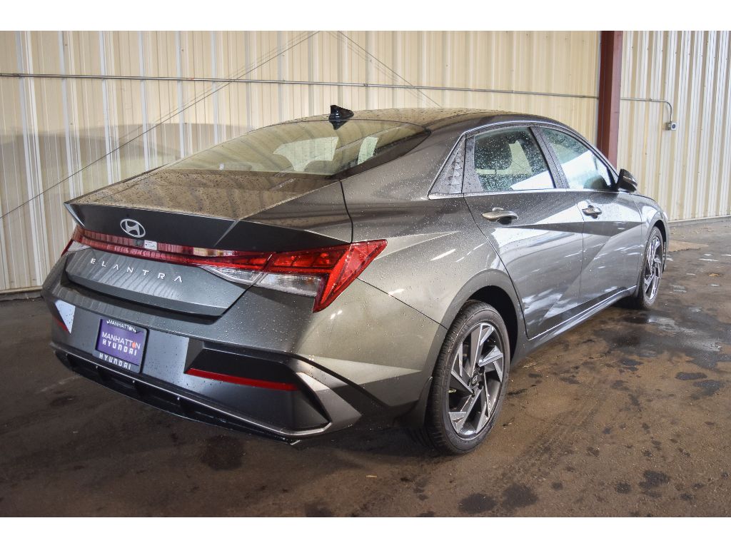 2024 Hyundai Elantra SEL Convenience photo 5