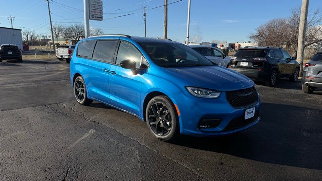 2026 Chrysler Pacifica Select's photo