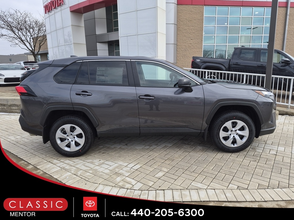 2025 Toyota RAV4 LE's photo