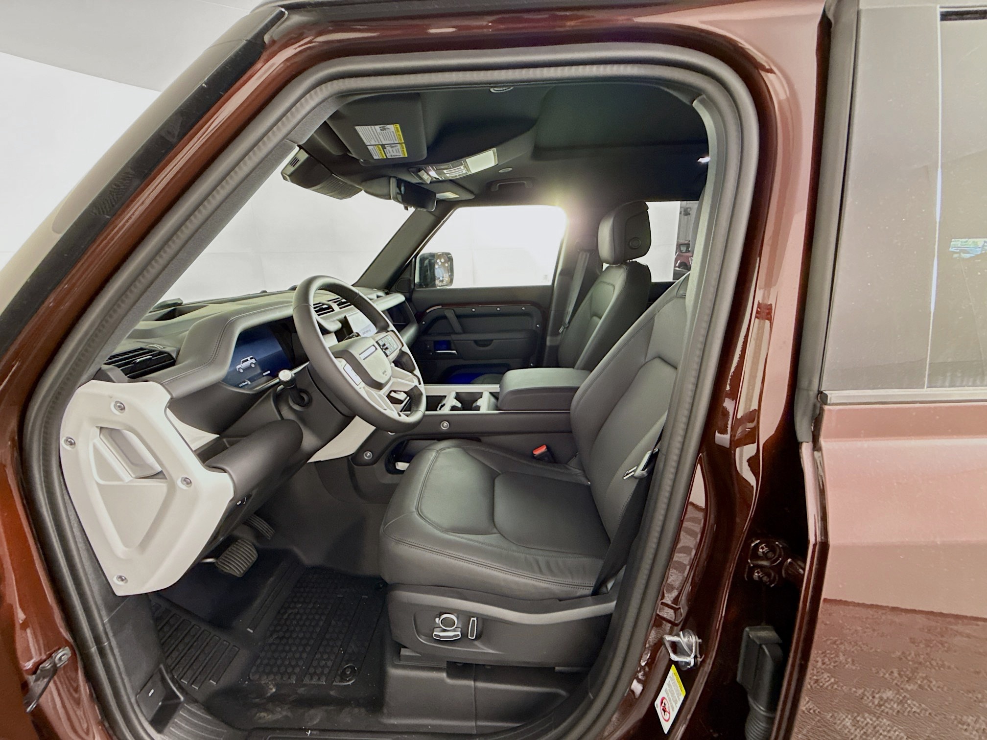 2025 Land Rover Defender 130 X-Dynamic SE photo 9