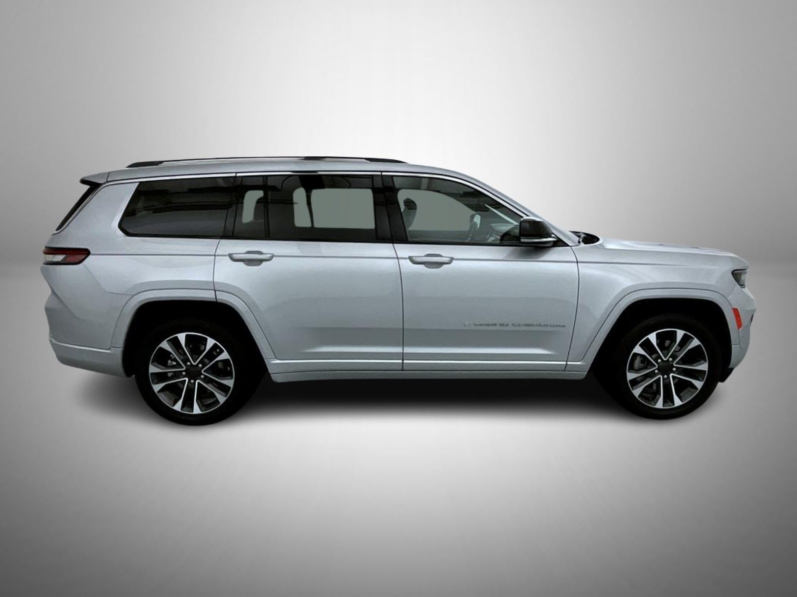 2023 Jeep Grand Cherokee Overland photo 2