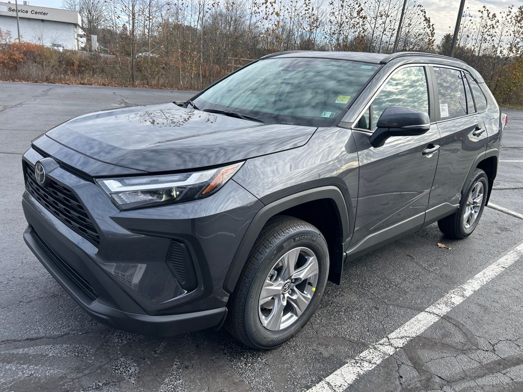 2025 Toyota RAV4 XLE's photo