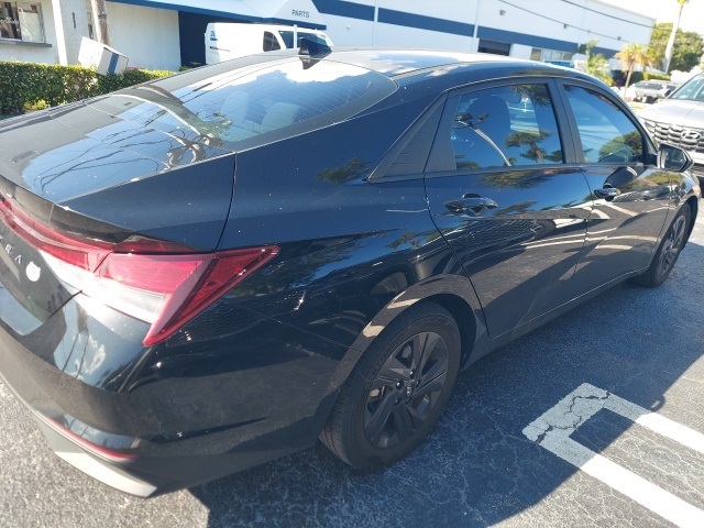 2023 Hyundai Elantra SEL photo 3