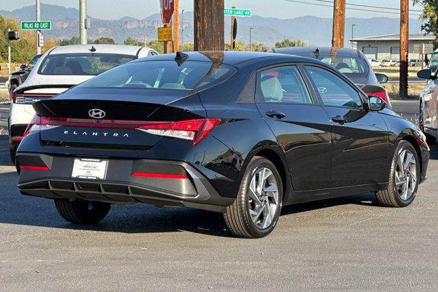 2025 Hyundai Elantra SEL Sport photo 4