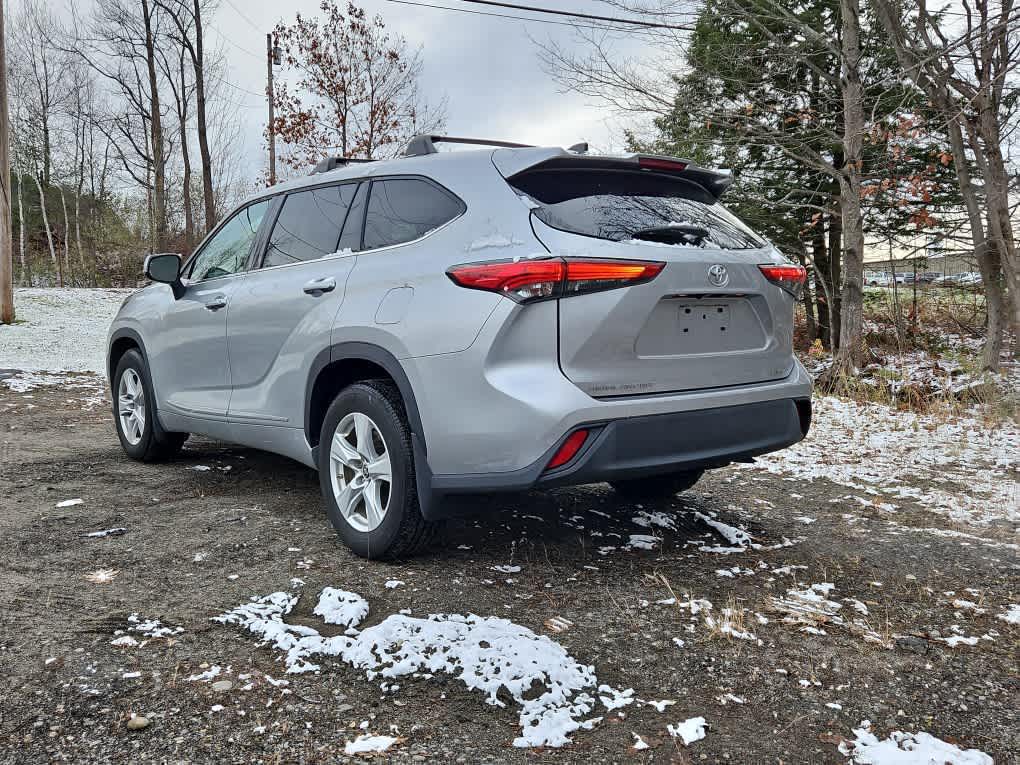 2022 Toyota Highlander LE photo 3