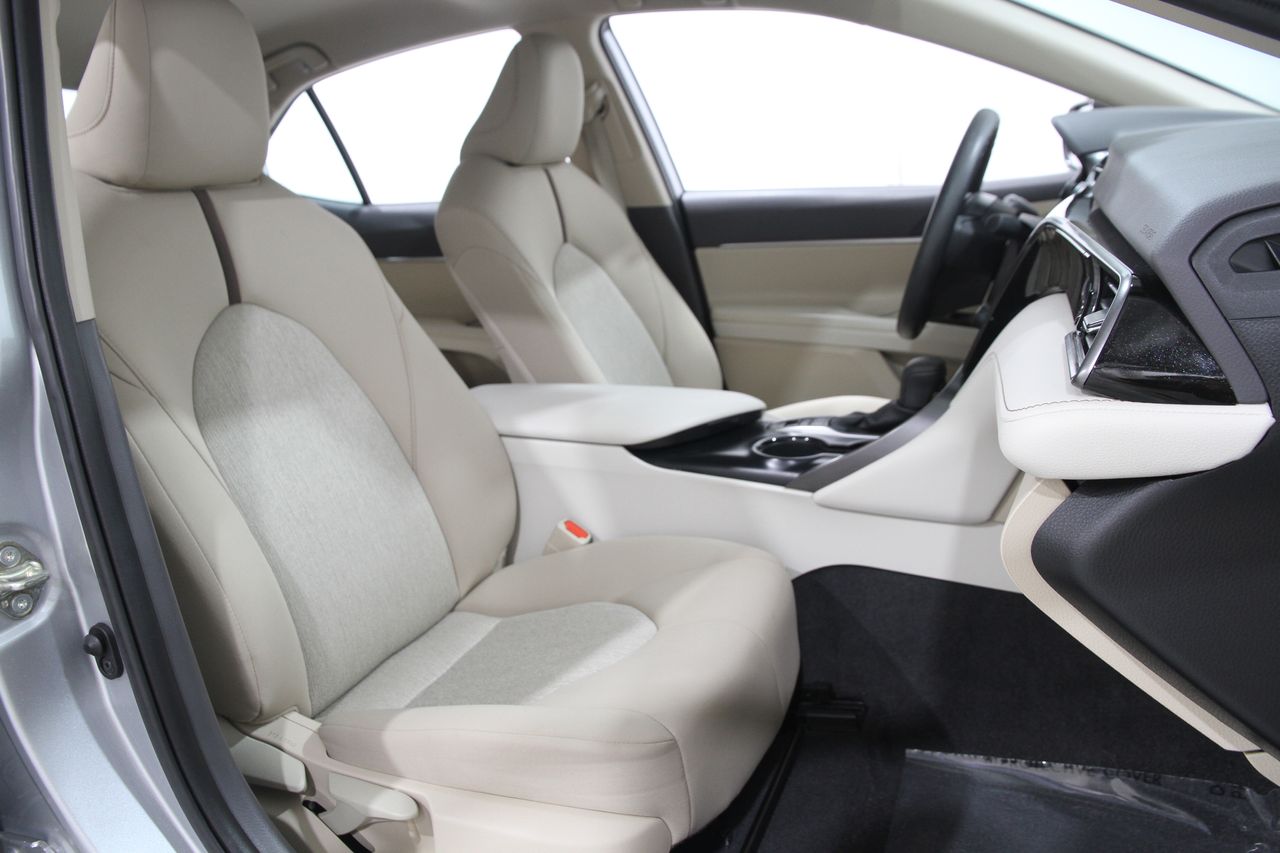 2020 Toyota Camry Hybrid LE photo 15