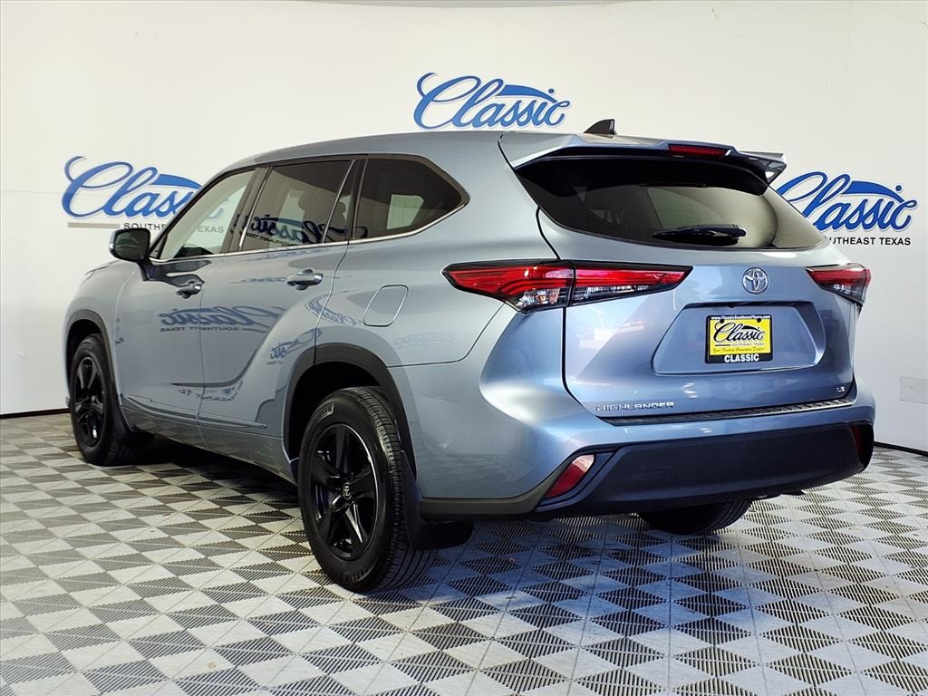 2022 Toyota Highlander LE photo 2