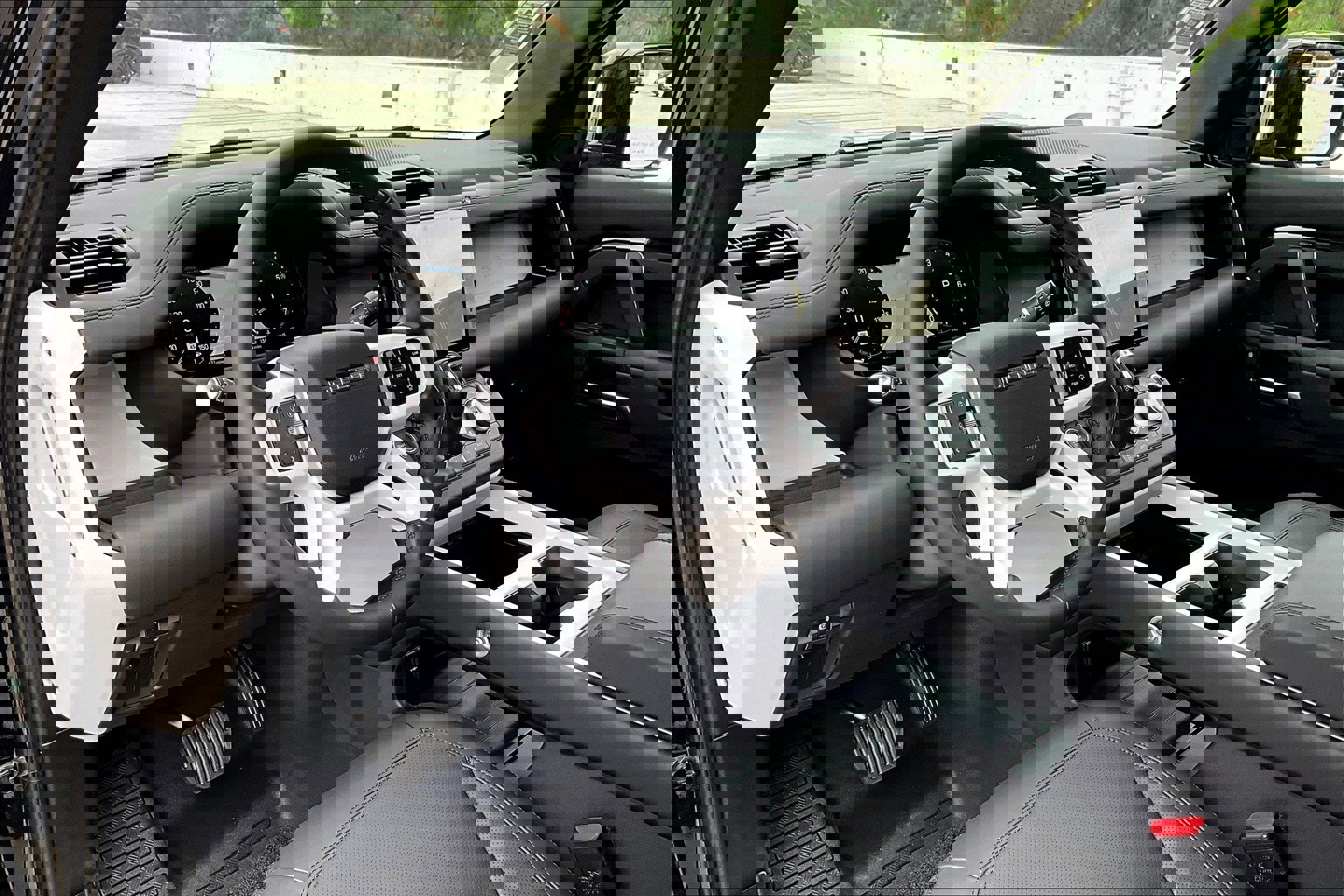 2025 Land Rover Defender 110 S photo 4