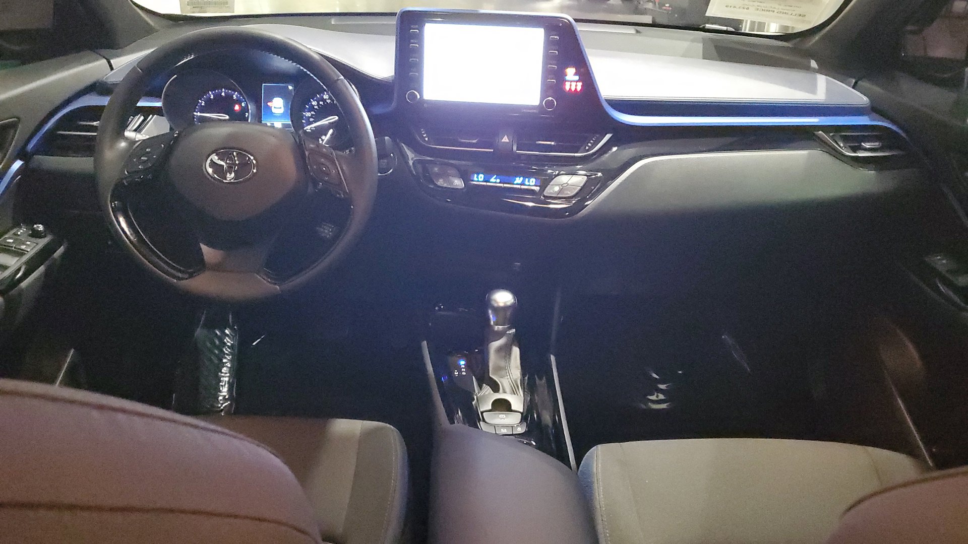 2022 Toyota C-HR XLE photo 9