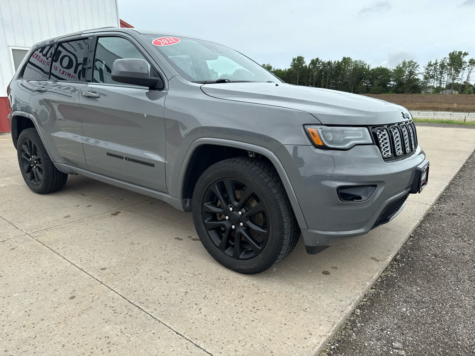 2021 Jeep Grand Cherokee Laredo X photo 3